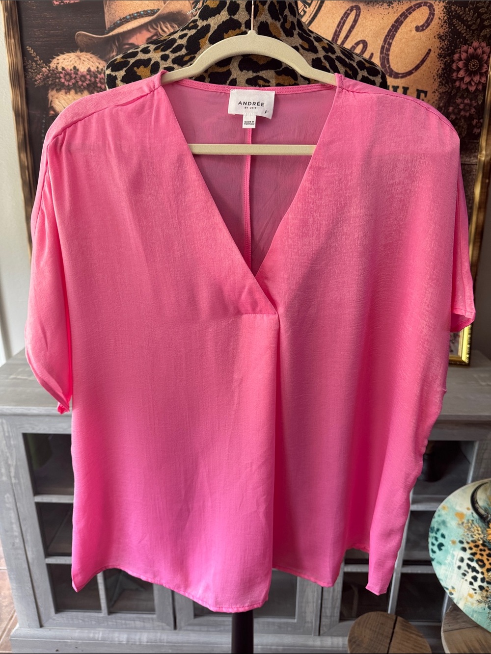 Andree Bright Pink V-Neck Short Sleeve Blouse Sz Lg